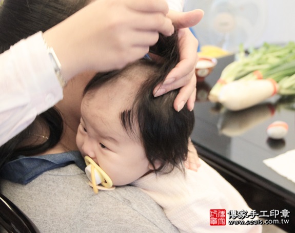 剃胎毛、滿月剃頭、嬰兒剃頭、嬰兒理髮、嬰兒剃髮、嬰兒剃胎毛、嬰兒滿月剃頭、寶寶剃頭、剃胎毛儀式、剃胎毛吉祥話、滿月剃頭儀式、滿月剃頭吉祥話、寶寶剃胎毛、寶寶滿月剃頭理髮、 台北內湖區剃胎毛、台北內湖區滿月剃頭、 台北內湖區嬰兒剃頭剃胎毛、台北內湖區嬰兒理髮、台北內湖區嬰兒剃髮、郭寶寶(台北內湖區到府嬰兒寶寶滿月剃頭理髮、免費到府嬰兒剃胎毛儀式吉祥話)。到府剃頭剃胎毛主持、專業拍照、DVD光碟、證書。★購買「臍帶章、肚臍章、胎毛筆刷印章」贈送：剃頭、收涎、抓周，三選一。2015.12.14 照片15
