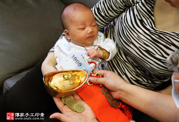 剃胎毛、滿月剃頭、嬰兒剃頭、嬰兒理髮、嬰兒剃髮、嬰兒剃胎毛、嬰兒滿月剃頭、寶寶剃頭、剃胎毛儀式、剃胎毛吉祥話、滿月剃頭儀式、滿月剃頭吉祥話、寶寶剃胎毛、寶寶滿月剃頭理髮、 新北板橋區剃胎毛、新北板橋區滿月剃頭、 新北板橋區嬰兒剃頭剃胎毛、新北板橋區嬰兒理髮、新北板橋區嬰兒剃髮、張寶寶(新北板橋區到府嬰兒寶寶滿月剃頭理髮、免費到府嬰兒剃胎毛儀式吉祥話)。到府剃頭剃胎毛主持、專業拍照、DVD光碟、證書。★購買「臍帶章、肚臍章、胎毛筆刷印章」贈送：剃頭、收涎、抓周，三選一。2016.04.25  照片15