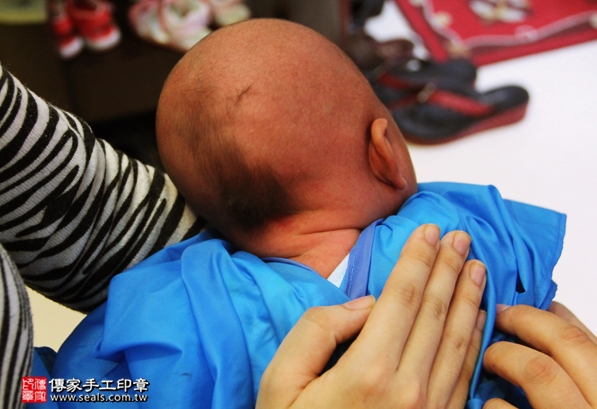 剃胎毛、滿月剃頭、嬰兒剃頭、嬰兒理髮、嬰兒剃髮、嬰兒剃胎毛、嬰兒滿月剃頭、寶寶剃頭、剃胎毛儀式、剃胎毛吉祥話、滿月剃頭儀式、滿月剃頭吉祥話、寶寶剃胎毛、寶寶滿月剃頭理髮、 新北板橋區剃胎毛、新北板橋區滿月剃頭、 新北板橋區嬰兒剃頭剃胎毛、新北板橋區嬰兒理髮、新北板橋區嬰兒剃髮、張寶寶(新北板橋區到府嬰兒寶寶滿月剃頭理髮、免費到府嬰兒剃胎毛儀式吉祥話)。到府剃頭剃胎毛主持、專業拍照、DVD光碟、證書。★購買「臍帶章、肚臍章、胎毛筆刷印章」贈送：剃頭、收涎、抓周，三選一。2016.04.25  照片17