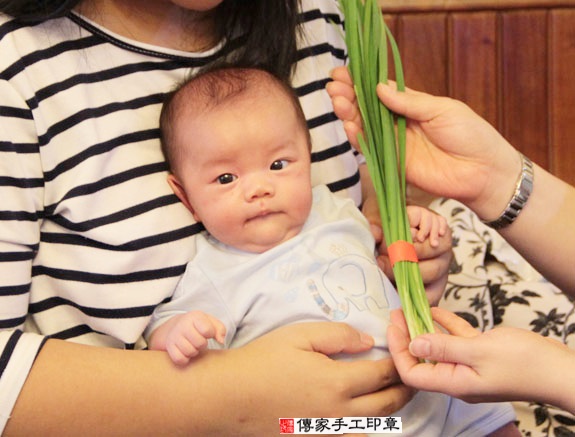 周寶寶(新北永和區到府嬰兒寶寶滿月剃頭理髮、免費到府嬰兒剃胎毛儀式吉祥話)。到府剃頭剃胎毛主持、專業拍照、DVD光碟、證書。★購買「臍帶章、肚臍章、胎毛筆刷印章」贈送：剃頭、收涎、抓周，三選一。2015.05.02 照片9