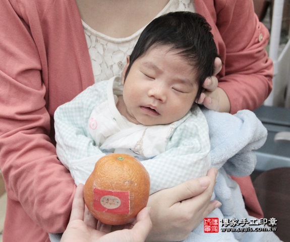 剃胎毛、滿月剃頭、嬰兒剃頭、嬰兒理髮、嬰兒剃髮、嬰兒剃胎毛、嬰兒滿月剃頭、寶寶剃頭、剃胎毛儀式、剃胎毛吉祥話、滿月剃頭儀式、滿月剃頭吉祥話、寶寶剃胎毛、寶寶滿月剃頭理髮、 新北永和區剃胎毛、新北永和區滿月剃頭、新北永和區嬰兒剃頭剃胎毛、新北永和區嬰兒理髮、新北永和區嬰兒剃髮、葉寶寶(新北永和區嬰兒寶寶滿月剃頭理髮、免費嬰兒剃胎毛儀式吉祥話)。中國風會場，爸媽寶貝免費穿「日中韓」古裝禮服。專業拍照、DVD光碟、證書。★購買「臍帶章、肚臍章、胎毛筆刷印章」贈送：剃頭、收涎、抓周，三選一。2015.12.14 照片9