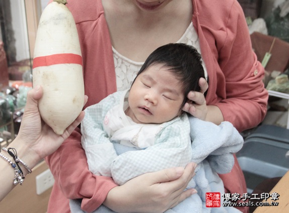 剃胎毛、滿月剃頭、嬰兒剃頭、嬰兒理髮、嬰兒剃髮、嬰兒剃胎毛、嬰兒滿月剃頭、寶寶剃頭、剃胎毛儀式、剃胎毛吉祥話、滿月剃頭儀式、滿月剃頭吉祥話、寶寶剃胎毛、寶寶滿月剃頭理髮、 新北永和區剃胎毛、新北永和區滿月剃頭、新北永和區嬰兒剃頭剃胎毛、新北永和區嬰兒理髮、新北永和區嬰兒剃髮、葉寶寶(新北永和區嬰兒寶寶滿月剃頭理髮、免費嬰兒剃胎毛儀式吉祥話)。中國風會場，爸媽寶貝免費穿「日中韓」古裝禮服。專業拍照、DVD光碟、證書。★購買「臍帶章、肚臍章、胎毛筆刷印章」贈送：剃頭、收涎、抓周，三選一。2015.12.14 照片13