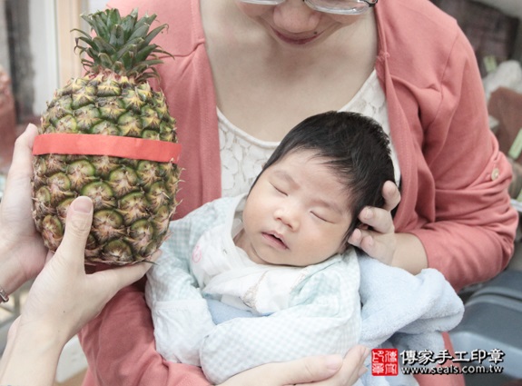 剃胎毛、滿月剃頭、嬰兒剃頭、嬰兒理髮、嬰兒剃髮、嬰兒剃胎毛、嬰兒滿月剃頭、寶寶剃頭、剃胎毛儀式、剃胎毛吉祥話、滿月剃頭儀式、滿月剃頭吉祥話、寶寶剃胎毛、寶寶滿月剃頭理髮、 新北永和區剃胎毛、新北永和區滿月剃頭、新北永和區嬰兒剃頭剃胎毛、新北永和區嬰兒理髮、新北永和區嬰兒剃髮、葉寶寶(新北永和區嬰兒寶寶滿月剃頭理髮、免費嬰兒剃胎毛儀式吉祥話)。中國風會場，爸媽寶貝免費穿「日中韓」古裝禮服。專業拍照、DVD光碟、證書。★購買「臍帶章、肚臍章、胎毛筆刷印章」贈送：剃頭、收涎、抓周，三選一。2015.12.14 照片14