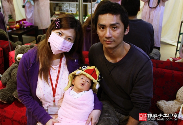 剃胎毛、滿月剃頭、嬰兒剃頭、嬰兒理髮、嬰兒剃髮、嬰兒剃胎毛、嬰兒滿月剃頭、寶寶剃頭、剃胎毛儀式、剃胎毛吉祥話、滿月剃頭儀式、滿月剃頭吉祥話、寶寶剃胎毛、寶寶滿月剃頭理髮、 新北蘆洲區剃胎毛、新北蘆洲區滿月剃頭、 新北蘆洲區嬰兒剃頭剃胎毛、新北蘆洲區嬰兒理髮、新北蘆洲區嬰兒剃髮、陳寶寶(新北蘆洲區到府嬰兒寶寶滿月剃頭理髮、免費到府嬰兒剃胎毛儀式吉祥話)。到府剃頭剃胎毛主持、專業拍照、DVD光碟、證書。★購買「臍帶章、肚臍章、胎毛筆刷印章」贈送：剃頭、收涎、抓周，三選一。2016.04.01  照片2
