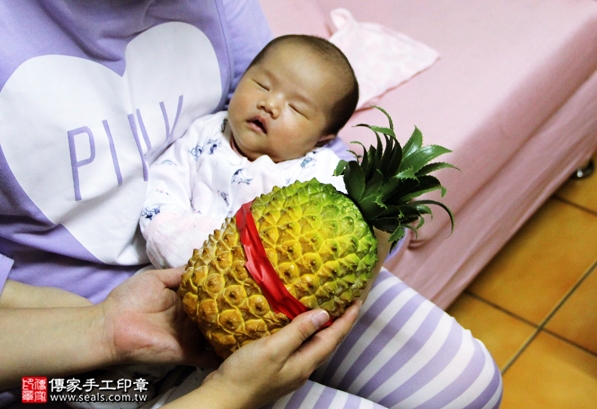 剃胎毛、滿月剃頭、嬰兒剃頭、嬰兒理髮、嬰兒剃髮、嬰兒剃胎毛、嬰兒滿月剃頭、寶寶剃頭、剃胎毛儀式、剃胎毛吉祥話、滿月剃頭儀式、滿月剃頭吉祥話、寶寶剃胎毛、寶寶滿月剃頭理髮、 新北中和區剃胎毛、新北中和區滿月剃頭、 新北中和區嬰兒剃頭剃胎毛、新北中和區嬰兒理髮、新北中和區嬰兒剃髮、陳寶寶(新北中和區到府嬰兒寶寶滿月剃頭理髮、免費到府嬰兒剃胎毛儀式吉祥話)。到府剃頭剃胎毛主持、專業拍照、DVD光碟、證書。★購買「臍帶章、肚臍章、胎毛筆刷印章」贈送：剃頭、收涎、抓周，三選一。2016.04.25  照片12