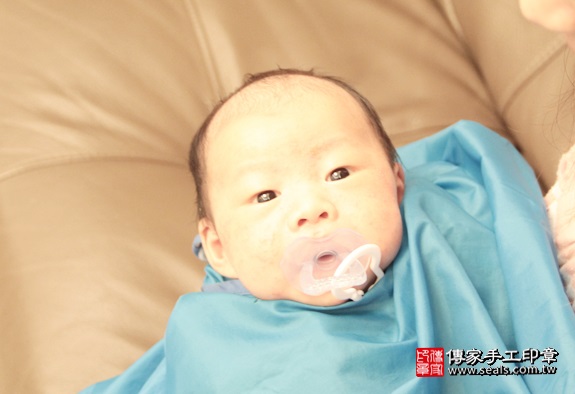 剃胎毛、滿月剃頭、嬰兒剃頭、嬰兒理髮、嬰兒剃髮、嬰兒剃胎毛、嬰兒滿月剃頭、寶寶剃頭、剃胎毛儀式、剃胎毛吉祥話、滿月剃頭儀式、滿月剃頭吉祥話、寶寶剃胎毛、寶寶滿月剃頭理髮、 新北三重區剃胎毛、新北三重區滿月剃頭、 新北三重區嬰兒剃頭剃胎毛、新北三重區嬰兒理髮、新北三重區嬰兒剃髮、王寶寶(新北三重區到府嬰兒寶寶滿月剃頭理髮、免費到府嬰兒剃胎毛儀式吉祥話)。到府剃頭剃胎毛主持、專業拍照、DVD光碟、證書。★購買「臍帶章、肚臍章、胎毛筆刷印章」贈送：剃頭、收涎、抓周，三選一。2016.03.06 照片16