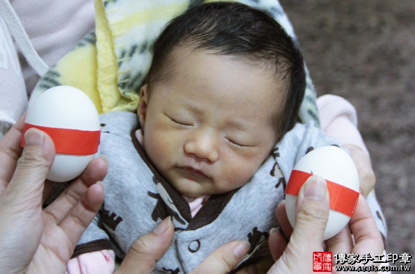 剃胎毛、滿月剃頭、嬰兒剃頭、嬰兒理髮、嬰兒剃髮、嬰兒剃胎毛、嬰兒滿月剃頭、寶寶剃頭、剃胎毛儀式、剃胎毛吉祥話、滿月剃頭儀式、滿月剃頭吉祥話、寶寶剃胎毛、寶寶滿月剃頭理髮、 桃園楊梅區剃胎毛、桃園楊梅區滿月剃頭、 桃園楊梅區嬰兒剃頭剃胎毛、桃園楊梅區嬰兒理髮、桃園楊梅區嬰兒剃髮、羅寶寶(桃園楊梅區到府嬰兒寶寶滿月剃頭理髮、免費到府嬰兒剃胎毛儀式吉祥話)。到府剃頭剃胎毛主持、專業拍照、DVD光碟、證書。★購買「臍帶章、肚臍章、胎毛筆刷印章」贈送：剃頭、收涎、抓周，三選一。2016.02.17 照片3