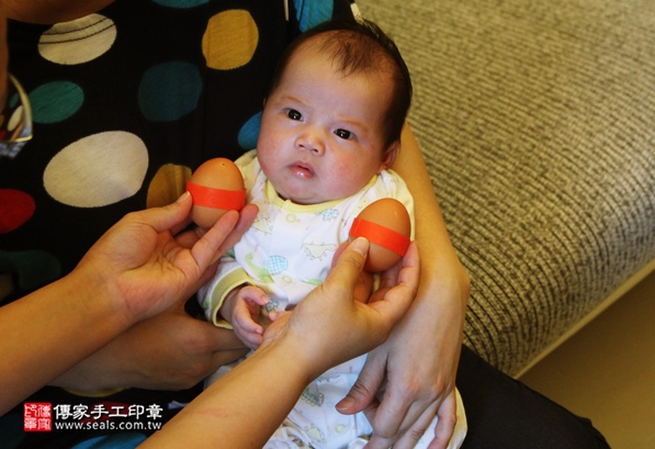 剃胎毛、滿月剃頭、嬰兒剃頭、嬰兒理髮、嬰兒剃髮、嬰兒剃胎毛、嬰兒滿月剃頭、寶寶剃頭、剃胎毛儀式、剃胎毛吉祥話、滿月剃頭儀式、滿月剃頭吉祥話、寶寶剃胎毛、寶寶滿月剃頭理髮、 台北文山區剃胎毛、台北文山區滿月剃頭、 台北文山區嬰兒剃頭剃胎毛、台北文山區嬰兒理髮、台北文山區嬰兒剃髮、蔡寶寶(台北文山區到府嬰兒寶寶滿月剃頭理髮、免費到府嬰兒剃胎毛儀式吉祥話)。到府剃頭剃胎毛主持、專業拍照、DVD光碟、證書。★購買「臍帶章、肚臍章、胎毛筆刷印章」贈送：剃頭、收涎、抓周，三選一。2016.05.16  照片3