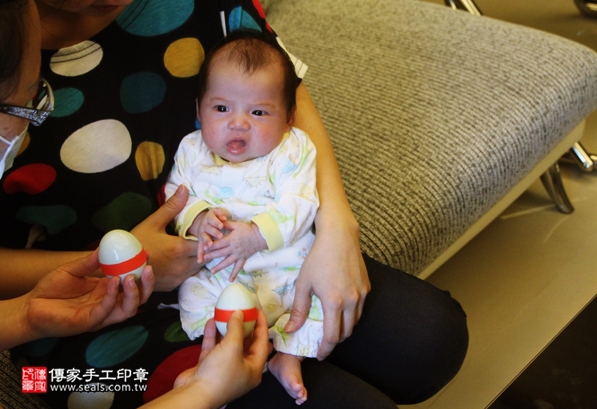 剃胎毛、滿月剃頭、嬰兒剃頭、嬰兒理髮、嬰兒剃髮、嬰兒剃胎毛、嬰兒滿月剃頭、寶寶剃頭、剃胎毛儀式、剃胎毛吉祥話、滿月剃頭儀式、滿月剃頭吉祥話、寶寶剃胎毛、寶寶滿月剃頭理髮、 台北文山區剃胎毛、台北文山區滿月剃頭、 台北文山區嬰兒剃頭剃胎毛、台北文山區嬰兒理髮、台北文山區嬰兒剃髮、蔡寶寶(台北文山區到府嬰兒寶寶滿月剃頭理髮、免費到府嬰兒剃胎毛儀式吉祥話)。到府剃頭剃胎毛主持、專業拍照、DVD光碟、證書。★購買「臍帶章、肚臍章、胎毛筆刷印章」贈送：剃頭、收涎、抓周，三選一。2016.05.16  照片4