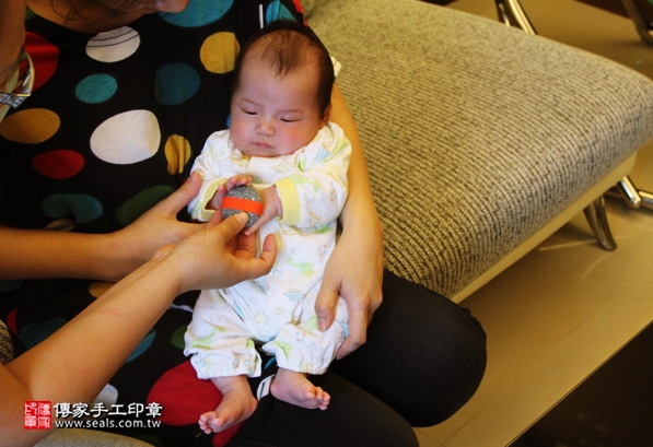 剃胎毛、滿月剃頭、嬰兒剃頭、嬰兒理髮、嬰兒剃髮、嬰兒剃胎毛、嬰兒滿月剃頭、寶寶剃頭、剃胎毛儀式、剃胎毛吉祥話、滿月剃頭儀式、滿月剃頭吉祥話、寶寶剃胎毛、寶寶滿月剃頭理髮、 台北文山區剃胎毛、台北文山區滿月剃頭、 台北文山區嬰兒剃頭剃胎毛、台北文山區嬰兒理髮、台北文山區嬰兒剃髮、蔡寶寶(台北文山區到府嬰兒寶寶滿月剃頭理髮、免費到府嬰兒剃胎毛儀式吉祥話)。到府剃頭剃胎毛主持、專業拍照、DVD光碟、證書。★購買「臍帶章、肚臍章、胎毛筆刷印章」贈送：剃頭、收涎、抓周，三選一。2016.05.16  照片5