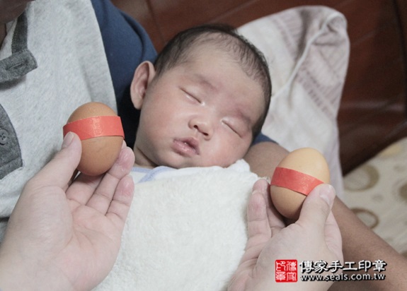 剃胎毛、滿月剃頭、嬰兒剃頭、嬰兒理髮、嬰兒剃髮、嬰兒剃胎毛、嬰兒滿月剃頭、寶寶剃頭、剃胎毛儀式、剃胎毛吉祥話、滿月剃頭儀式、滿月剃頭吉祥話、寶寶剃胎毛、寶寶滿月剃頭理髮、 新北新莊區剃胎毛、新北新莊區滿月剃頭、 新北新莊區嬰兒剃頭剃胎毛、新北新莊區嬰兒理髮、新北新莊區嬰兒剃髮、邱寶寶(新北新莊區到府嬰兒寶寶滿月剃頭理髮、免費到府嬰兒剃胎毛儀式吉祥話)。到府剃頭剃胎毛主持、專業拍照、DVD光碟、證書。★購買「臍帶章、肚臍章、胎毛筆刷印章」贈送：剃頭、收涎、抓周，三選一。2015.12.16 照片3