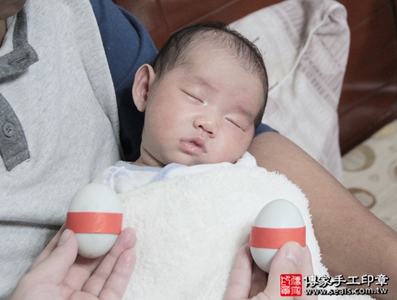 剃胎毛、滿月剃頭、嬰兒剃頭、嬰兒理髮、嬰兒剃髮、嬰兒剃胎毛、嬰兒滿月剃頭、寶寶剃頭、剃胎毛儀式、剃胎毛吉祥話、滿月剃頭儀式、滿月剃頭吉祥話、寶寶剃胎毛、寶寶滿月剃頭理髮、 新北新莊區剃胎毛、新北新莊區滿月剃頭、 新北新莊區嬰兒剃頭剃胎毛、新北新莊區嬰兒理髮、新北新莊區嬰兒剃髮、邱寶寶(新北新莊區到府嬰兒寶寶滿月剃頭理髮、免費到府嬰兒剃胎毛儀式吉祥話)。到府剃頭剃胎毛主持、專業拍照、DVD光碟、證書。★購買「臍帶章、肚臍章、胎毛筆刷印章」贈送：剃頭、收涎、抓周，三選一。2015.12.16 照片4