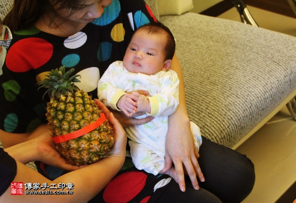 剃胎毛、滿月剃頭、嬰兒剃頭、嬰兒理髮、嬰兒剃髮、嬰兒剃胎毛、嬰兒滿月剃頭、寶寶剃頭、剃胎毛儀式、剃胎毛吉祥話、滿月剃頭儀式、滿月剃頭吉祥話、寶寶剃胎毛、寶寶滿月剃頭理髮、 台北文山區剃胎毛、台北文山區滿月剃頭、 台北文山區嬰兒剃頭剃胎毛、台北文山區嬰兒理髮、台北文山區嬰兒剃髮、蔡寶寶(台北文山區到府嬰兒寶寶滿月剃頭理髮、免費到府嬰兒剃胎毛儀式吉祥話)。到府剃頭剃胎毛主持、專業拍照、DVD光碟、證書。★購買「臍帶章、肚臍章、胎毛筆刷印章」贈送：剃頭、收涎、抓周，三選一。2016.05.16  照片14