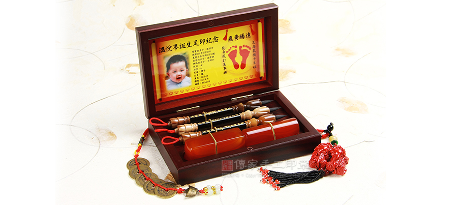 小嬰兒三寶：圓木木盒烤漆、等級加長型紅瑪瑙臍帶章圖