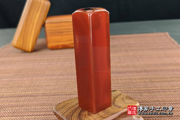 全手工噴砂印章:紅瑪瑙臍帶章實際成品、印章作品分享、紅瑪瑙印章材質介紹。(臍帶印章、肚臍章、肚臍印章,一圓一方)傳家手工印章高雄店。2020.01.02,照片1 全手工噴砂印章:紅瑪瑙臍帶章實際成品、印章作品分享、紅瑪瑙印章材質介紹。(臍帶印章、肚臍章、肚臍印章,一圓一方)傳家手工印章高雄店。2020.01.02,照片1