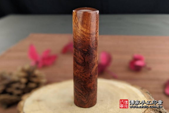 全手工篆刻印章:花梨樹瘤開運印章實際成品、印章作品分享、花梨樹瘤印章材質介紹。(銀行印鑑,一圓一方),傳家印章高雄店。2020.03.17,照片1 全手工篆刻印章:花梨樹瘤開運印章實際成品、印章作品分享、花梨樹瘤印章材質介紹。(銀行印鑑,一圓一方),傳家印章高雄店。2020.03.17,照片1