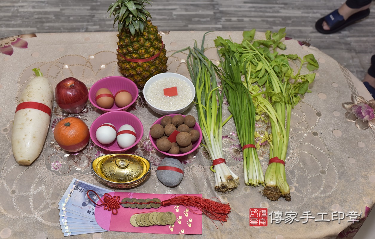 剃胎毛、滿月剃頭、嬰兒剃頭、嬰兒理髮、嬰兒剃髮、嬰兒剃胎毛、嬰兒滿月剃頭、寶寶剃頭、剃胎毛儀式、剃胎毛吉祥話、滿月剃頭儀式、滿月剃頭吉祥話、寶寶剃胎毛、寶寶滿月剃頭理髮、 新北市板橋區剃胎毛、新北市板橋區滿月剃頭、新北市板橋區嬰兒剃頭剃胎毛、新北市板橋區嬰兒理髮、新北市嬰兒剃髮、 陳寶寶(新北市板橋區到府嬰兒寶寶滿月剃頭理髮、到府嬰兒剃胎毛儀式吉祥話)。到府剃頭剃胎毛主持、專業拍照、DVD光碟、證書。★購買「臍帶章、肚臍章、胎毛筆刷印章」贈送:剃頭、收涎、抓周,三選一。2020.10.12照片3 剃胎毛、滿月剃頭、嬰兒剃頭、嬰兒理髮、嬰兒剃髮、嬰兒剃胎毛、嬰兒滿月剃頭、寶寶剃頭、剃胎毛儀式、剃胎毛吉祥話、滿月剃頭儀式、滿月剃頭吉祥話、寶寶剃胎毛、寶寶滿月剃頭理髮、 新北市板橋區剃胎毛、新北市板橋區滿月剃頭、新北市板橋區嬰兒剃頭剃胎毛、新北市板橋區嬰兒理髮、新北市嬰兒剃髮、 陳寶寶(新北市板橋區到府嬰兒寶寶滿月剃頭理髮、到府嬰兒剃胎毛儀式吉祥話)。到府剃頭剃胎毛主持、專業拍照、DVD光碟、證書。★購買「臍帶章、肚臍章、胎毛筆刷印章」贈送:剃頭、收涎、抓周,三選一。2020.10.12照片3