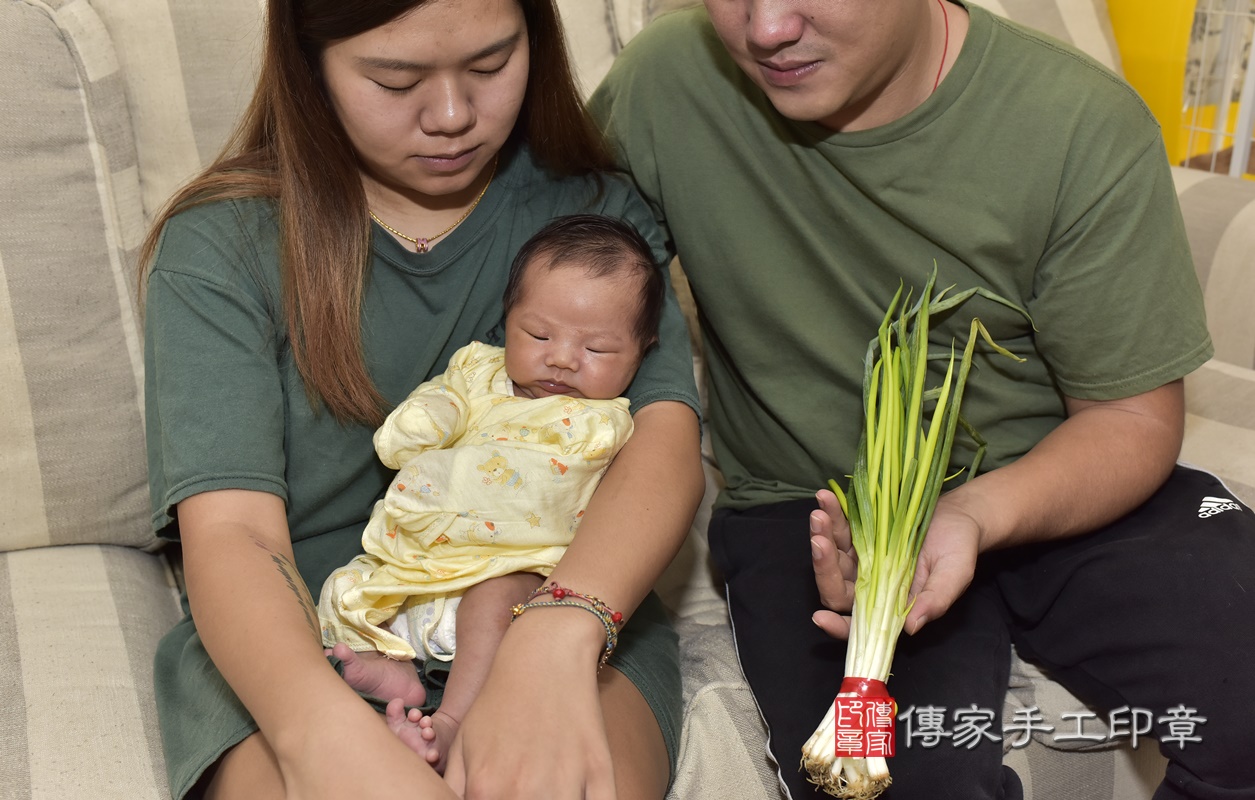 剃胎毛、滿月剃頭、嬰兒剃頭、嬰兒理髮、嬰兒剃髮、嬰兒剃胎毛、嬰兒滿月剃頭、寶寶剃頭、剃胎毛儀式、剃胎毛吉祥話、滿月剃頭儀式、滿月剃頭吉祥話、寶寶剃胎毛、寶寶滿月剃頭理髮、 新北市板橋區剃胎毛、新北市板橋區滿月剃頭、新北市板橋區嬰兒剃頭剃胎毛、新北市板橋區嬰兒理髮、新北市嬰兒剃髮、 陳寶寶(新北市板橋區到府嬰兒寶寶滿月剃頭理髮、到府嬰兒剃胎毛儀式吉祥話)。到府剃頭剃胎毛主持、專業拍照、DVD光碟、證書。★購買「臍帶章、肚臍章、胎毛筆刷印章」贈送:剃頭、收涎、抓周,三選一。2020.10.12照片23 剃胎毛、滿月剃頭、嬰兒剃頭、嬰兒理髮、嬰兒剃髮、嬰兒剃胎毛、嬰兒滿月剃頭、寶寶剃頭、剃胎毛儀式、剃胎毛吉祥話、滿月剃頭儀式、滿月剃頭吉祥話、寶寶剃胎毛、寶寶滿月剃頭理髮、 新北市板橋區剃胎毛、新北市板橋區滿月剃頭、新北市板橋區嬰兒剃頭剃胎毛、新北市板橋區嬰兒理髮、新北市嬰兒剃髮、 陳寶寶(新北市板橋區到府嬰兒寶寶滿月剃頭理髮、到府嬰兒剃胎毛儀式吉祥話)。到府剃頭剃胎毛主持、專業拍照、DVD光碟、證書。★購買「臍帶章、肚臍章、胎毛筆刷印章」贈送:剃頭、收涎、抓周,三選一。2020.10.12照片23