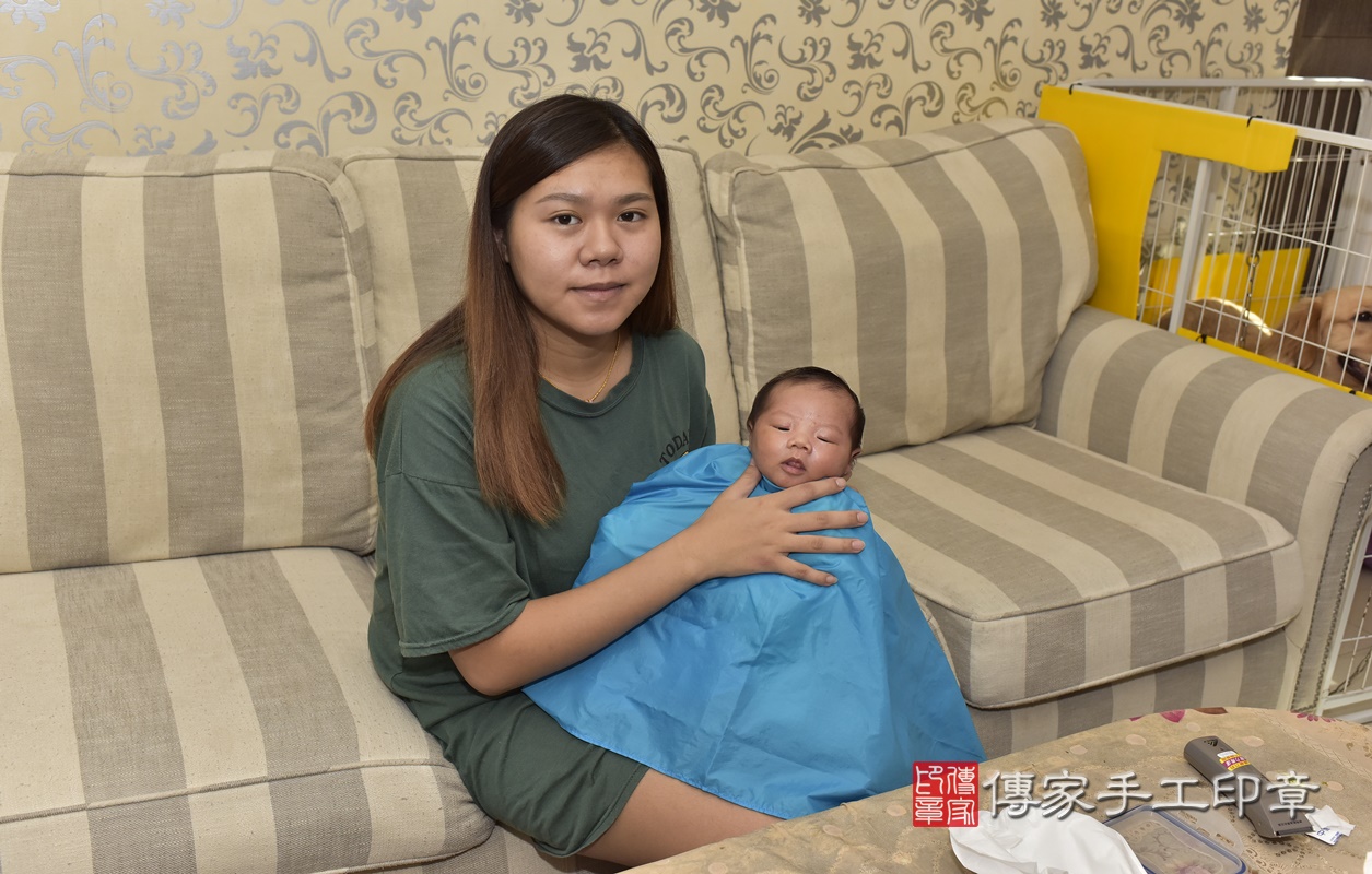 剃胎毛、滿月剃頭、嬰兒剃頭、嬰兒理髮、嬰兒剃髮、嬰兒剃胎毛、嬰兒滿月剃頭、寶寶剃頭、剃胎毛儀式、剃胎毛吉祥話、滿月剃頭儀式、滿月剃頭吉祥話、寶寶剃胎毛、寶寶滿月剃頭理髮、 新北市板橋區剃胎毛、新北市板橋區滿月剃頭、新北市板橋區嬰兒剃頭剃胎毛、新北市板橋區嬰兒理髮、新北市嬰兒剃髮、 陳寶寶(新北市板橋區到府嬰兒寶寶滿月剃頭理髮、到府嬰兒剃胎毛儀式吉祥話)。到府剃頭剃胎毛主持、專業拍照、DVD光碟、證書。★購買「臍帶章、肚臍章、胎毛筆刷印章」贈送:剃頭、收涎、抓周,三選一。2020.10.12照片30 剃胎毛、滿月剃頭、嬰兒剃頭、嬰兒理髮、嬰兒剃髮、嬰兒剃胎毛、嬰兒滿月剃頭、寶寶剃頭、剃胎毛儀式、剃胎毛吉祥話、滿月剃頭儀式、滿月剃頭吉祥話、寶寶剃胎毛、寶寶滿月剃頭理髮、 新北市板橋區剃胎毛、新北市板橋區滿月剃頭、新北市板橋區嬰兒剃頭剃胎毛、新北市板橋區嬰兒理髮、新北市嬰兒剃髮、 陳寶寶(新北市板橋區到府嬰兒寶寶滿月剃頭理髮、到府嬰兒剃胎毛儀式吉祥話)。到府剃頭剃胎毛主持、專業拍照、DVD光碟、證書。★購買「臍帶章、肚臍章、胎毛筆刷印章」贈送:剃頭、收涎、抓周,三選一。2020.10.12照片30