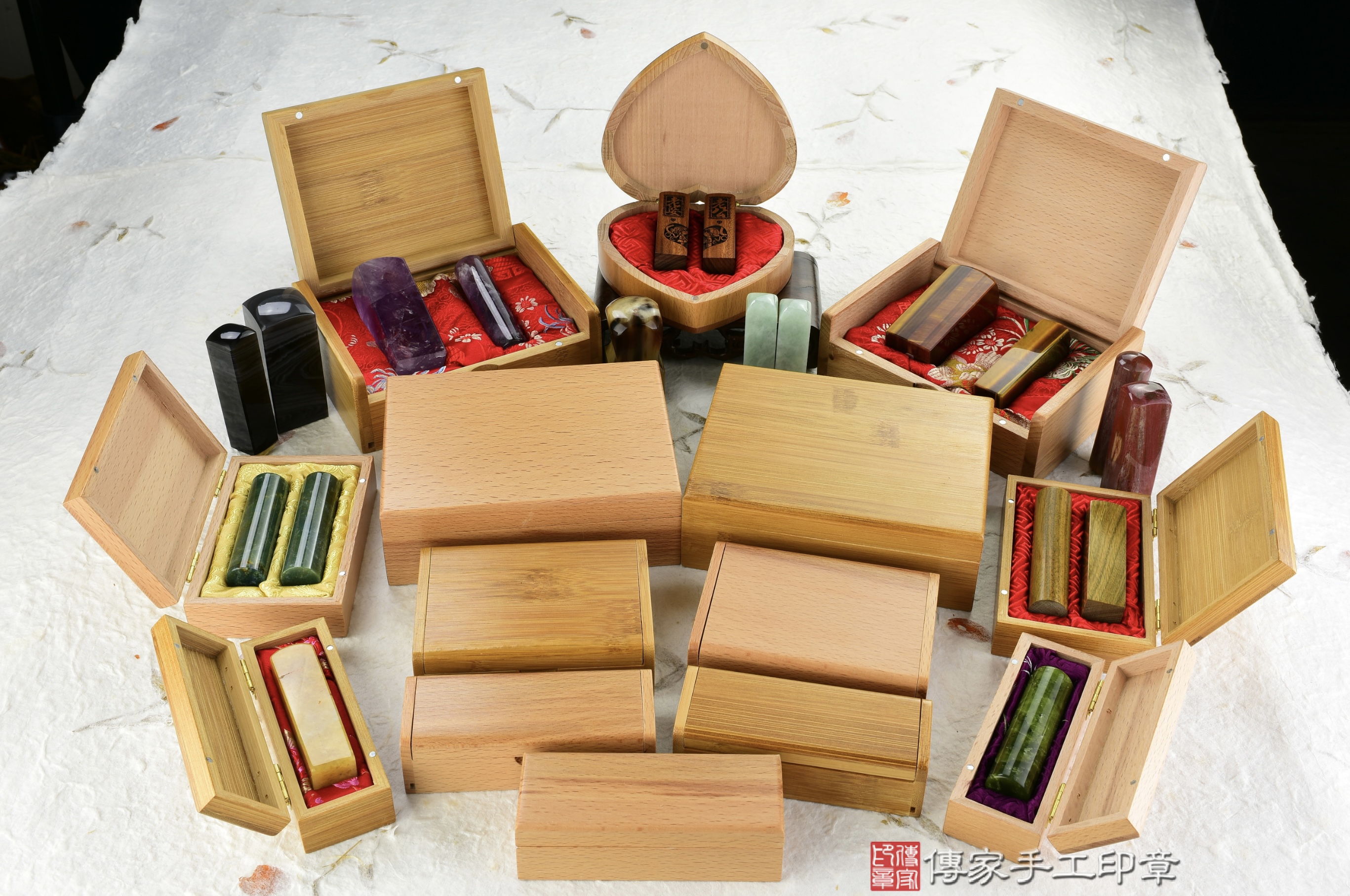 各式各樣的印章竹盒、櫸木木盒